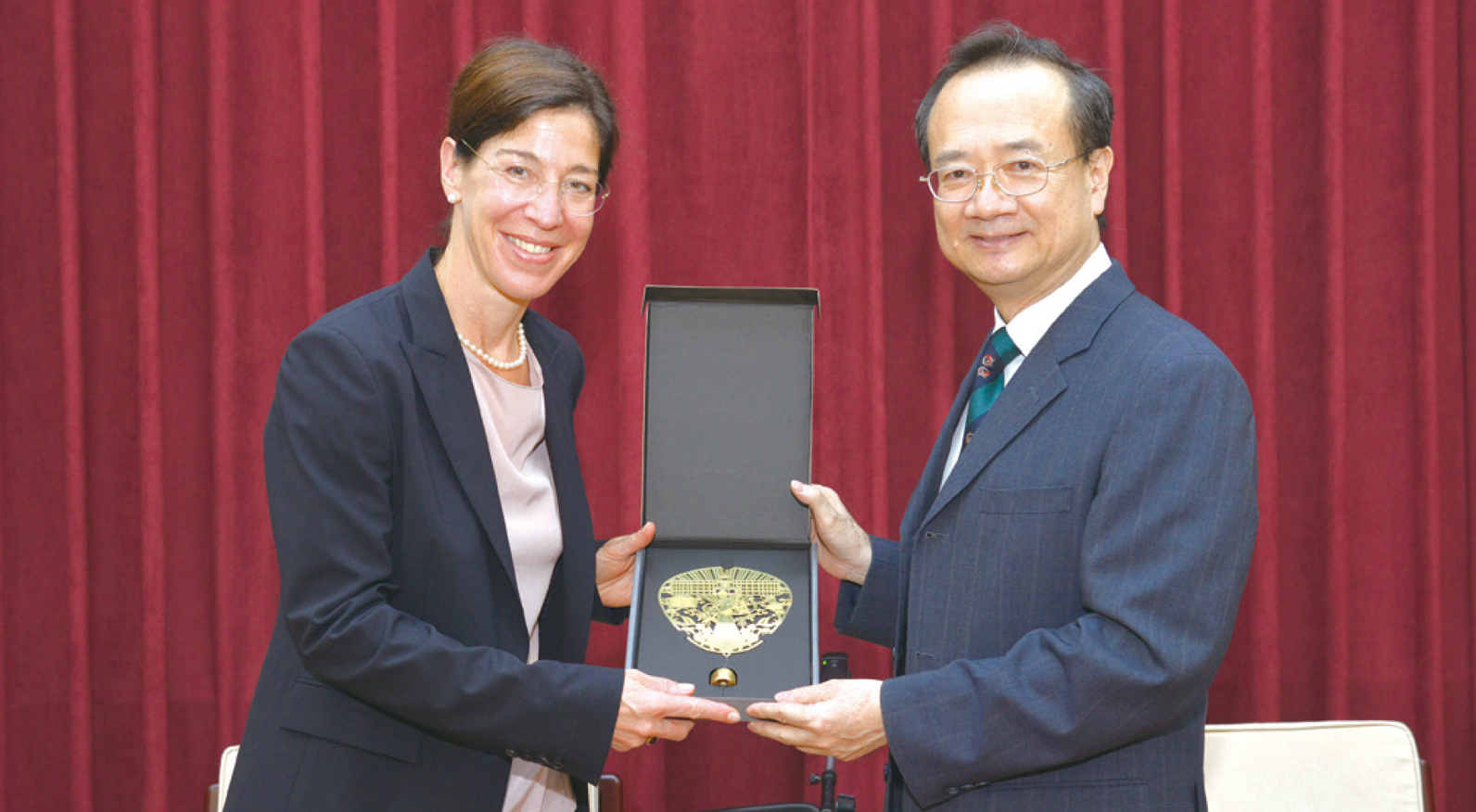 President HSU meeting Prof. Dr. Anne van Aaken (then at University of St. Gallen) and exchanging views on the practice of the constitutional review
