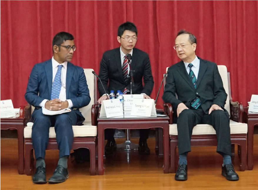 The visit of Dr. Aziz Huq. (from left to right: Dr. Aziz Huq, Dr.Chien-Chih LIN, and Chief Justice Tzong-Li HSU.))