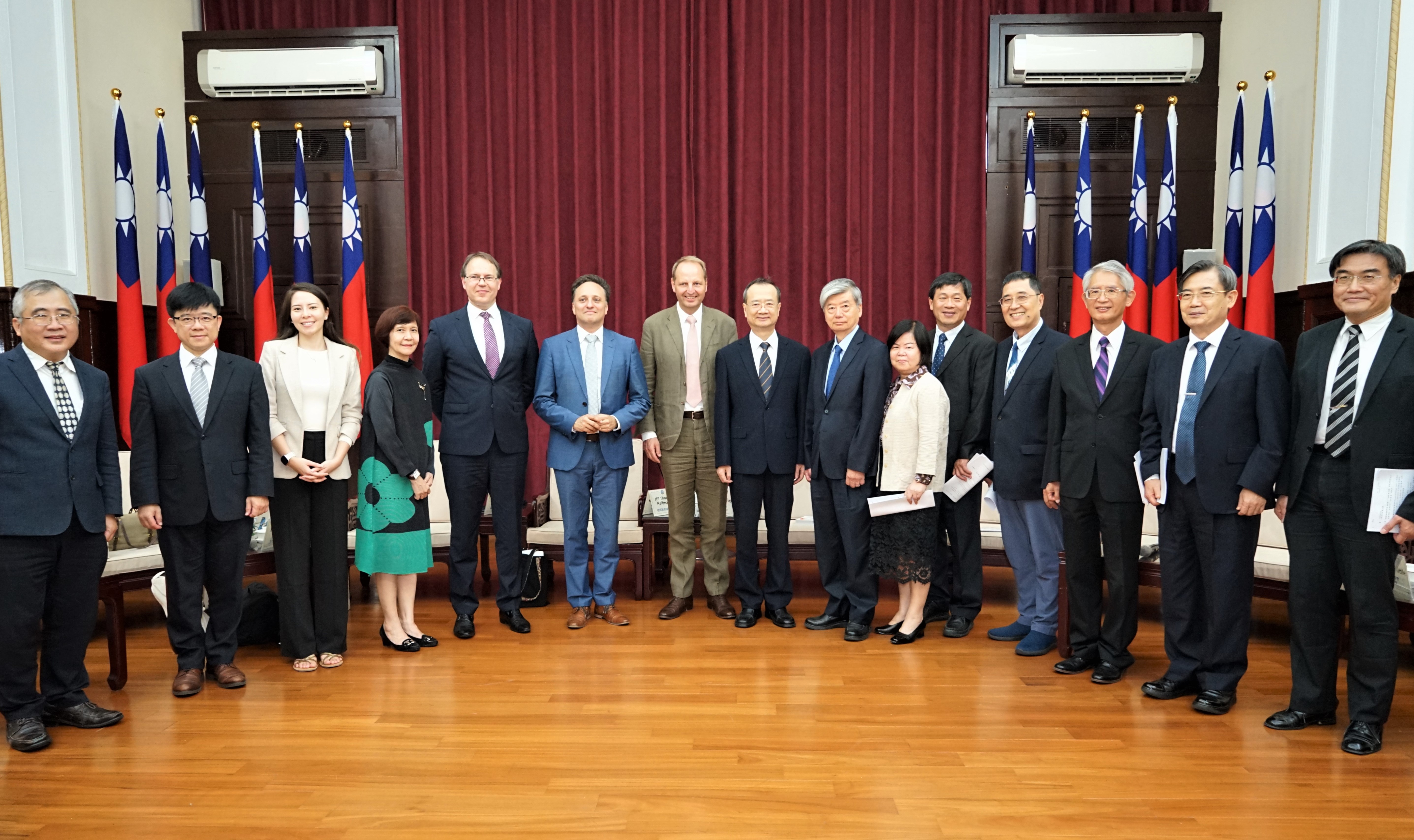 Photo description: The visit of the delegation led by German MP Thomas Heilmann. From left to right: Director-General Wu-Chi LAI of the Department of Information Technology , Director-General Chen-Chou HSU of the Taiwan Constitutional Court, Ms. Olivia Schlouch, Ms. Susan Chan, Director Stefan Samse of the Konrad-Adenauer-Stiftung (KAS) Rule of Law Programme Asia, Former State Government Commissioner & CIO Mr. Ammar Alkassar, MP Thomas Heilmann, President of the Judicial Yuan & Chief Justice Dr. Tzong-Li HSU, Vice President Jeong-Duen TSAI of the Judicial Yuan, Justice Horng-Shya HUANG, Justice Jui-Ming HUANG, Justice Sheng-Lin JAN, Justice Ming-Yan SHIEH, Secretary-General San-Long WU, Deputy Secretary-General Lin-Lun HUANG. 